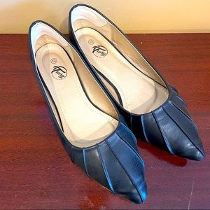 Pointed black flats